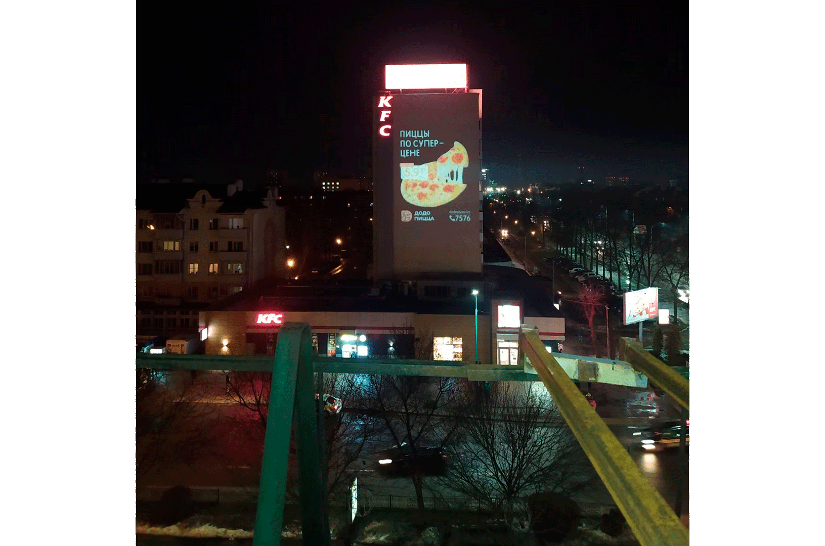 Реклама на фасаде здания. Додо Пицца. <br>ГОБО-проектор GOSLAID 40008, вращающийся, мощностью 400Вт, рассчитан на 9 рекламных слайдов. Полноцветная проекция