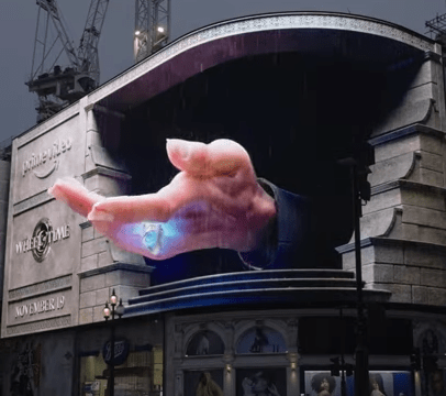 Amazon Prime разместил наружную рекламу, из которой вылезают монстры и гигантская рука